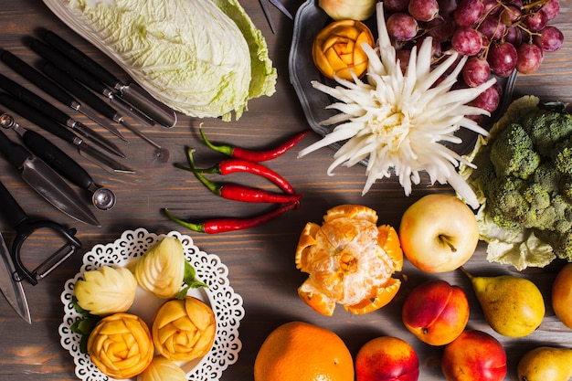 A bela comida - flores esculpidas de frutas, arte da tailândia