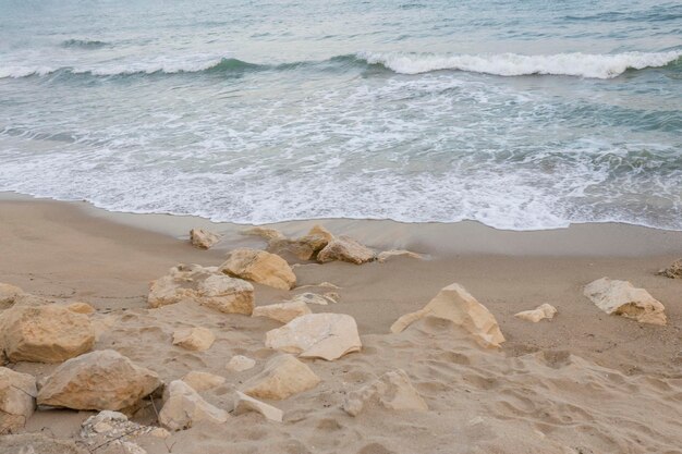 A bela costa da cidade de Varna na Bulgária O mar bate contra as pedras incrível paisagem marítima