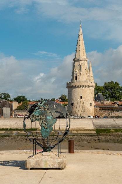 Foto a bela entrada com as torres do forte em la rochelle. cidade costeira no sudoeste da frança