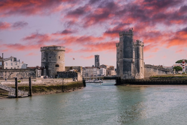 A bela entrada com as torres do forte na cidade costeira de La Rochelle