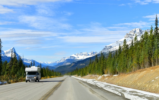 A bela estrada 93 da estrada Icefield Parkway no Parque Nacional de Jasper Outono no Canadá