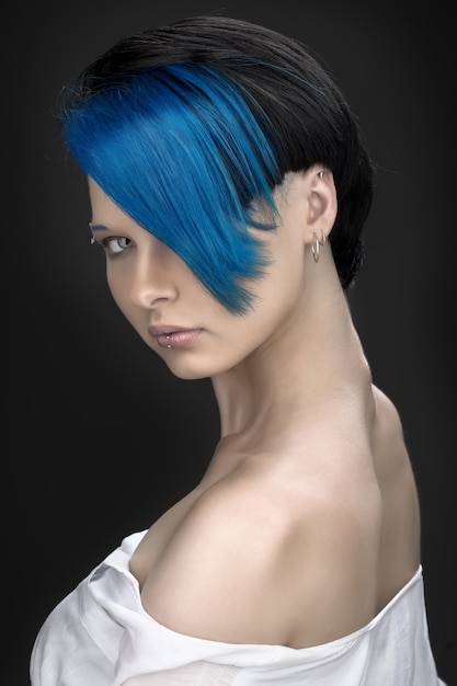 A bela garota sexy com cabelo azul. subcultura