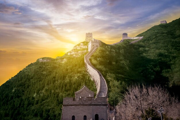 Foto a bela grande muralha da china ao nascer do sol