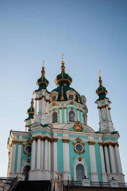 A bela igreja barroca de St Andrew ou a Catedral de St Andrew foi construída em Kiev