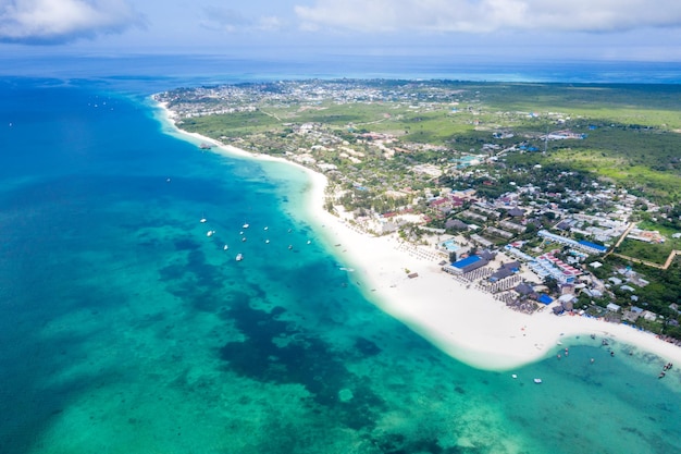 A bela ilha tropical de Zanzibar vista aérea mar na praia de Zanzibar Tanzânia