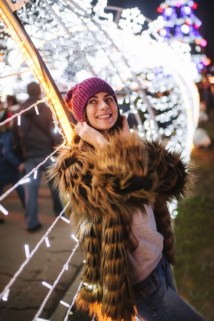 Foto a bela jovem perto da feira de natal