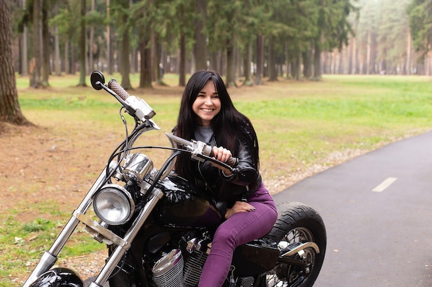 A bela morena em uma motocicleta