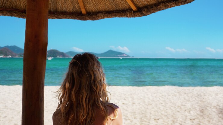 Foto a bela mulher descansando na praia do mar - férias de verão e conceito de aventura de viagens na natureza