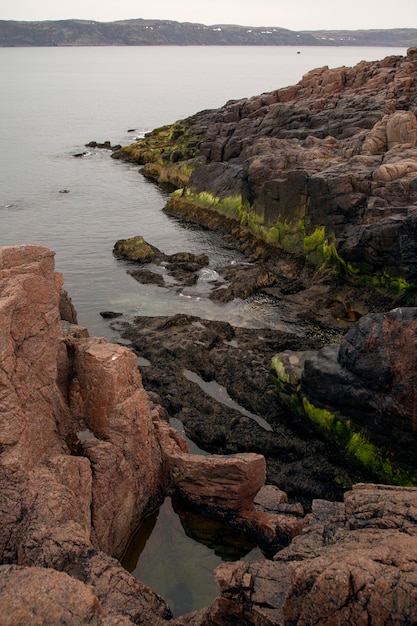 A bela natureza da costa do mar de barents