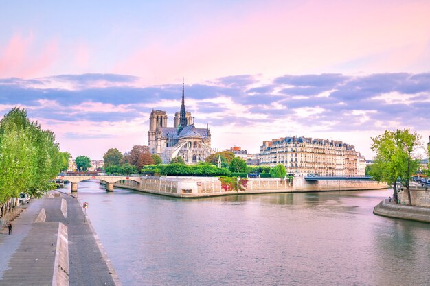 A bela Notre Dame de Paris e o rio Sena ao entardecer