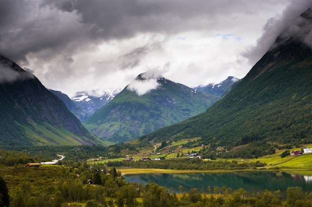 A bela paisagem da noruega no verão de 2014