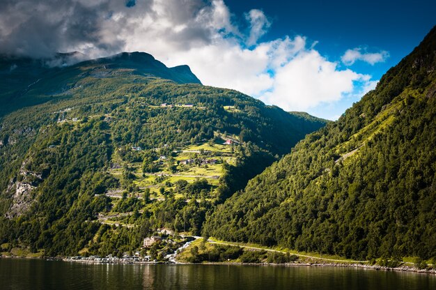 A bela paisagem da Noruega no verão de 2014