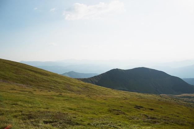 A bela paisagem das montanhas verdes europeias os cárpatos