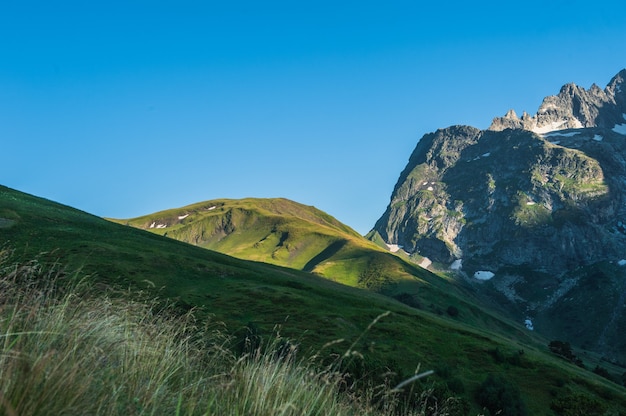 Foto a bela paisagem de verão em arkhyz, rússia