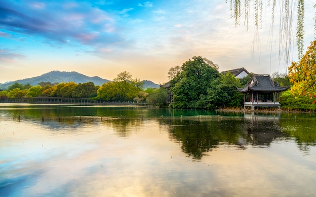 A bela paisagem e paisagem arquitetônica do Lago Oeste em Hangzhou