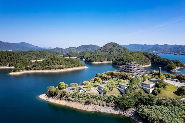 A bela paisagem natural da Província de Zhejiang do Lago Qiandao, China