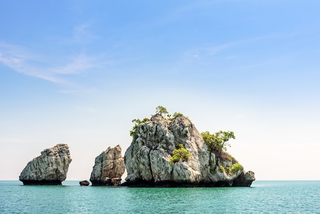 A bela paisagem natural de uma pequena ilha no mar sob um céu azul brilhante no verão no Parque Nacional Marinho Mu Ko Ang Thong é uma atração famosa na província de Surat Thani, Tailândia