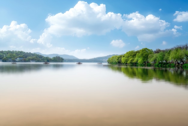 A bela paisagem natural e barcos de madeira do Lago Oeste em Hangzhou