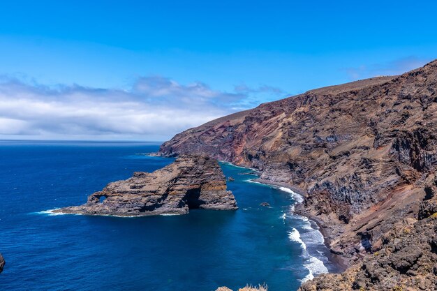 A bela praia de areia preta de bujaren de cima no norte de la palma ilhas canárias