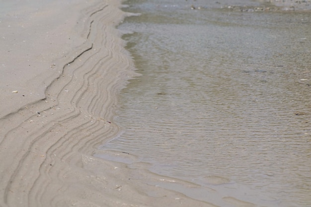 A bela praia Tidal water stream na praia