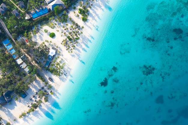 A bela vista aérea tropical da Ilha de Zanzibar. mar na praia de Zanzibar, na Tanzânia.