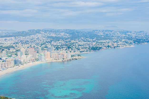 A bela vista da famosa rocha Penon de Ifach na Costa Blanca até a costa da cidade de Calpe, Espanha.