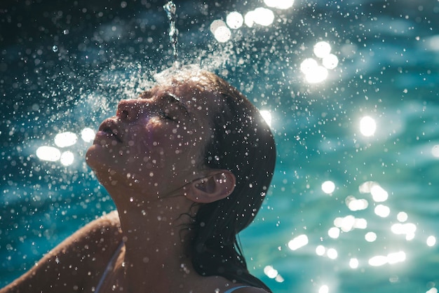 A beleza da mulher é hidratada no banho. mulher bonita no mar do Caribe, nas Bahamas. Relaxe na piscina do spa, refresque-se e cuide da pele. Férias de verão e viagens para o oceano. Maldivas ou praia de Miami.