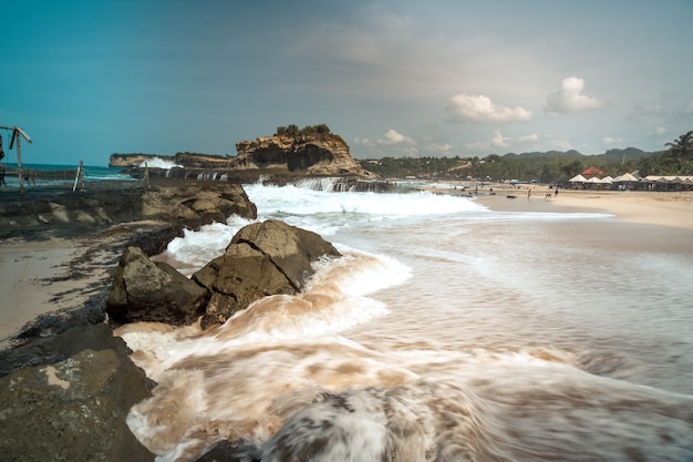 A beleza da praia Klayar Pacitan com recifes de coral e areia branca, ondas altas na costa sul da Ilha de Java, Indonésia