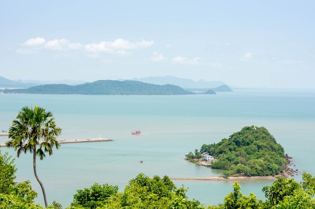 Foto a beleza de koh mattaphon e os barcos de pesca no mar em chumphon na tailândia.