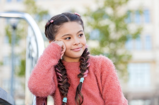 A beleza de ser uma menina Menina de beleza com tranças de cabelo comprido no dia de verão Criança com rosto de beleza bonito Olhar de beleza de menina adorável ao ar livre