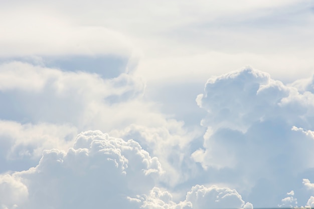 A beleza do céu com nuvens e o sol no verão.