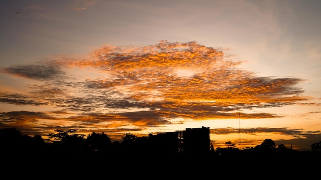 A beleza do céu crepuscular à tarde