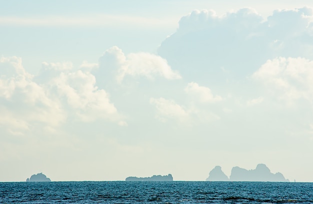 A beleza do céu no mar e koh em chumphon na tailândia.