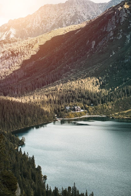 A beleza do fundo do conceito da natureza Panorama fantástico das montanhas Tatra e do lago com cor turquesa na Polônia Pôr do sol pitoresco nas montanhas da Europa