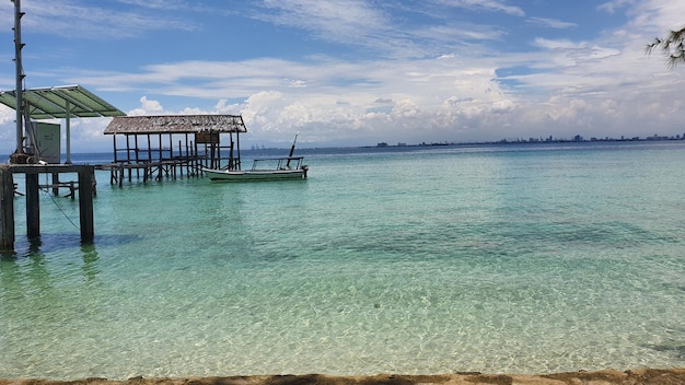 A beleza do mar azul na baía de Sulawesi