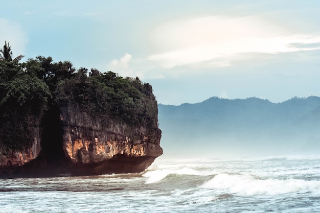 Foto a beleza do pôr do sol com a bela cor do céu na praia pelang, tulungagung, east java, indonésia