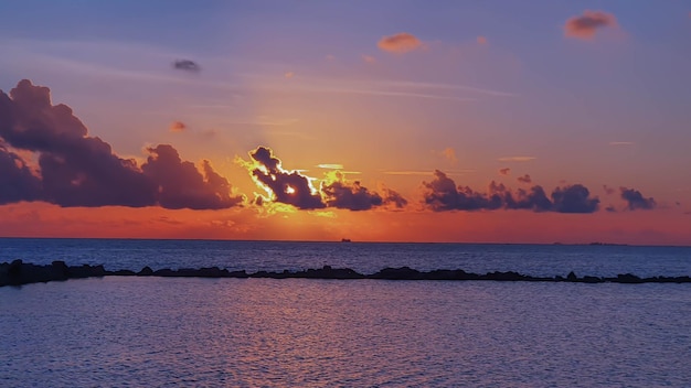 A beleza do pôr do sol no final de Sulawesi