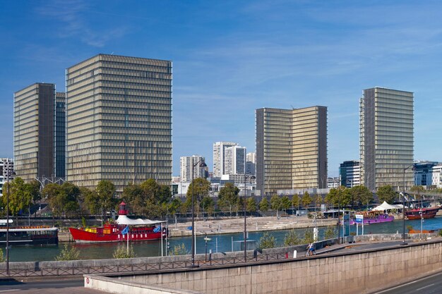 A Biblioteca Nacional da França ao longo do rio Sena, em Paris