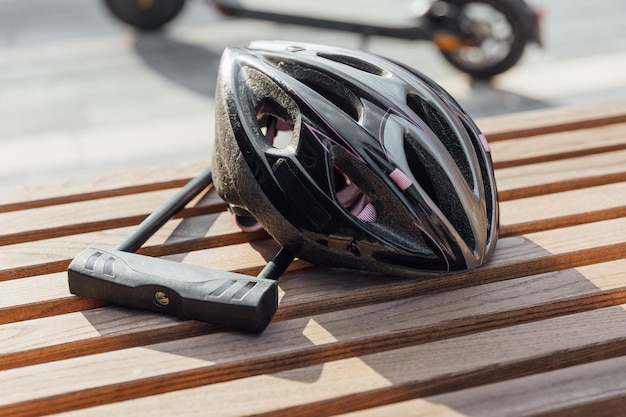 A bicicleta u lock e capacete pritective para andar de bicicleta ou scooter elétrico