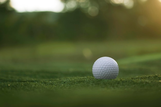 A bola de golfe está em um gramado verde em um belo campo de golfe