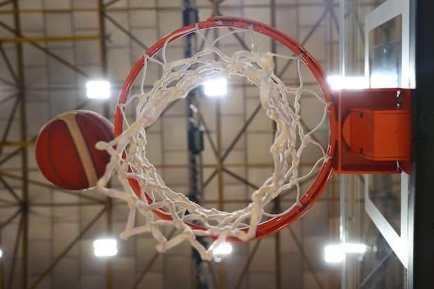 A bola voa para a cesta de basquete. Foco seletivo no centro da foto