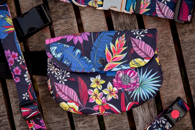 A bolsa colorida é feita à mão com folhas e flores tropicais.