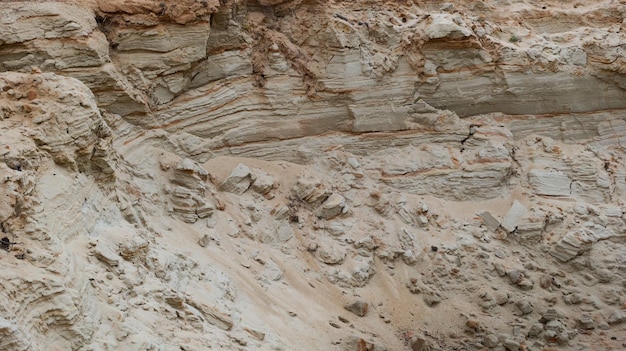 A borda de uma pedreira de areia e argila escavada