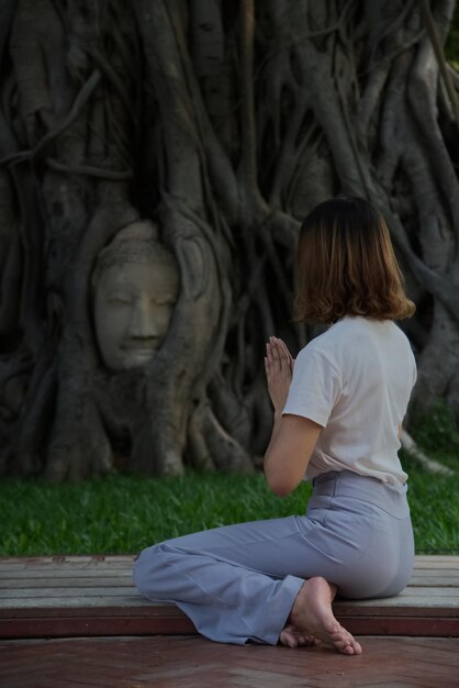 A cabeça já foi parte de uma imagem de Buda de arenito que caiu do corpo principal no chão