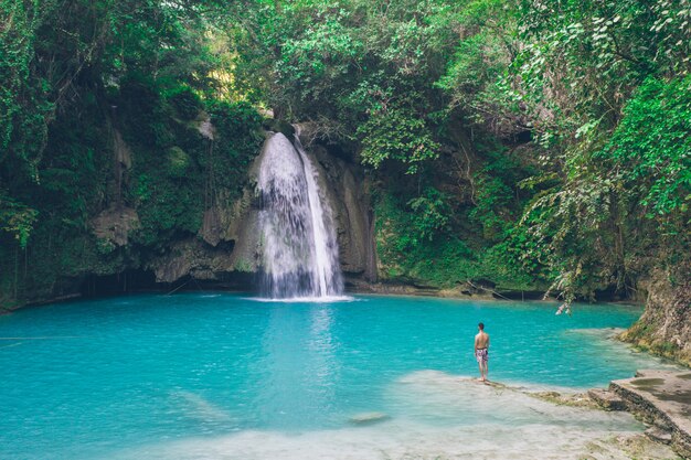 A cachoeira azul de Kawasan em Cebu. A principal atração da ilha. Conceito sobre a natureza e o desejo de viajar