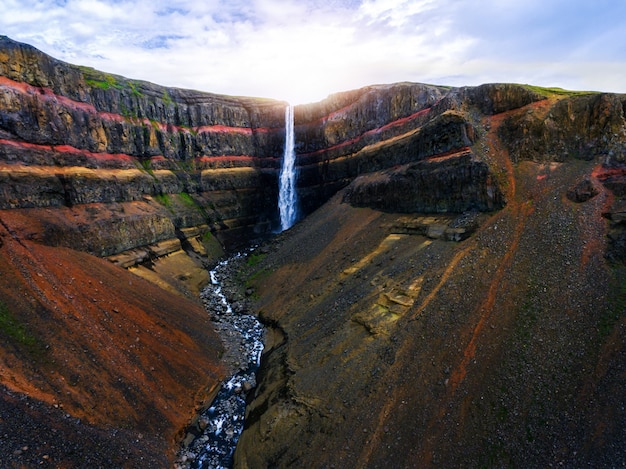 A cachoeira de Aldeyjarfoss no norte da Islândia.