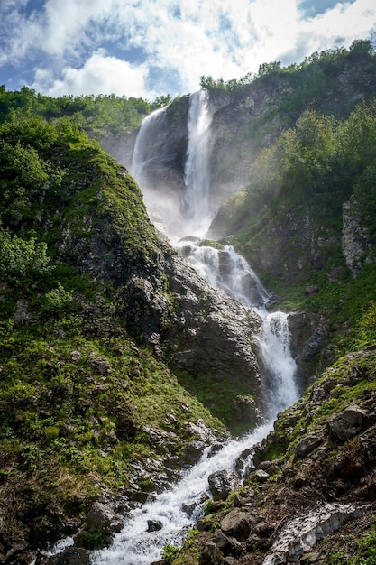 A cachoeira mais alta da paisagem natural da primavera da Europa