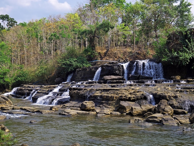 A cachoeira na selva Laos
