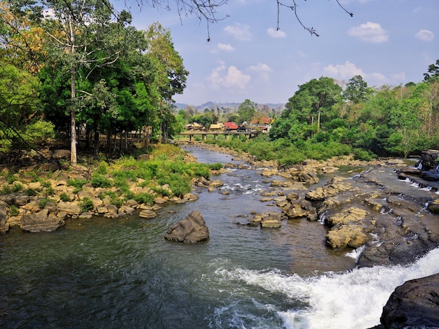 A cachoeira na selva Laos