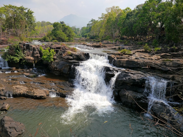 A cachoeira na selva, laos